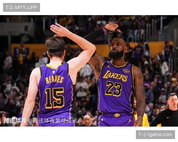 里夫斯无球跑位拉开詹姆斯空间较上季提升三分威胁