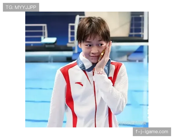 全红婵回家路上还在啃苹果，网友扒出她训练津贴连奶茶都喝不起